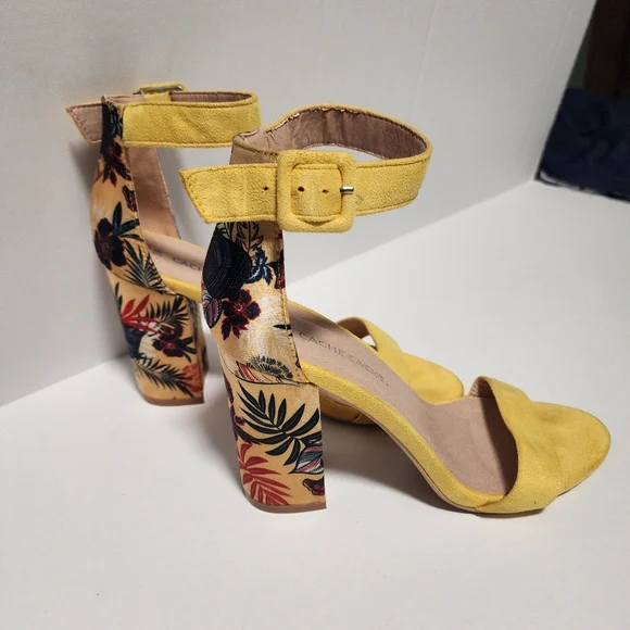 Cache Cache Yellow Block Heel, Open Toe, Ankle Strap, Suede Sandals Size 8.5 - Picture 7 of 16